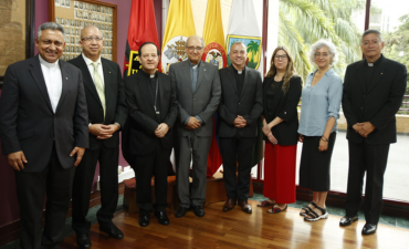 Decana de la Facultad Eclesiástica de Teología PUCV integra comisión evaluadora internacional de AVEPRO en Medellín