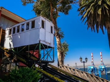 PUCV contribuye a la preservación de ascensores de Valparaíso como medio de transporte patrimonial