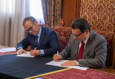 Facultad de Derecho PUCV y Biblioteca del Congreso Nacional firman convenio de colaboración para programa de apoyo a memoristas