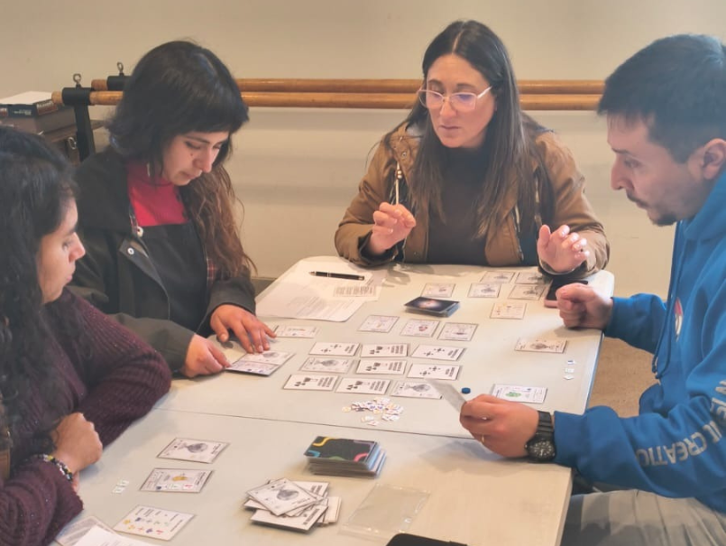 Profesionales de la educación probando juego. 