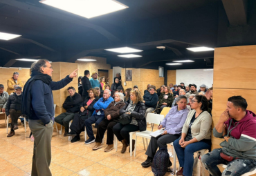 Centro Comunitario PUCV Social impulsa el acceso a la justicia con charla para feriantes de Valparaíso