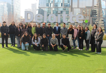 Estudiantes de la Escuela de Comercio PUCV visitaron oficinas de Deloitte y conocieron el trabajo en auditoría