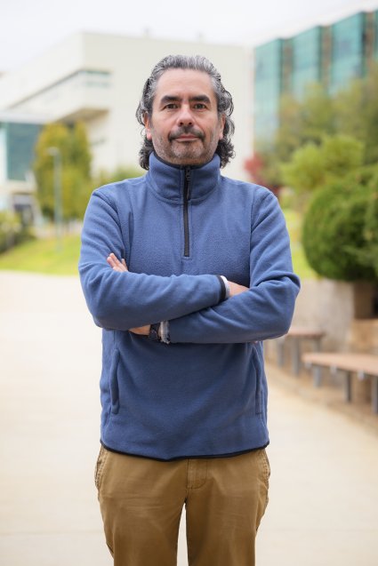 Egresadas del Instituto de Biología y profesor Hernán Cofré publican artículo en prestigiosa revista de biología