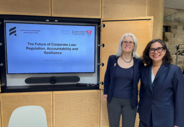 Profesora Lorena Carvajal presentó investigación sobre sostenibilidad contractual en conferencia internacional en el Reino Unido