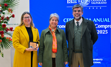 Facultad Eclesiástica de Teología recibió dos reconocimientos en Ceremonia de Compromiso con la Calidad PUCV