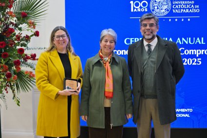 Facultad Eclesiástica de Teología recibió dos reconocimientos en Ceremonia de Compromiso con la Calidad PUCV