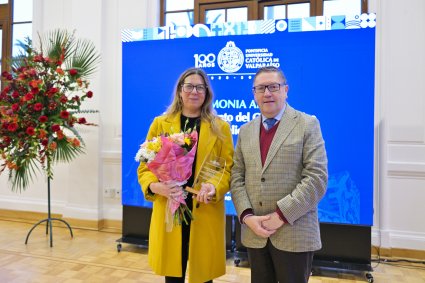 Facultad Eclesiástica de Teología recibió dos reconocimientos en Ceremonia de Compromiso con la Calidad PUCV