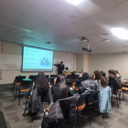 Alumni del Instituto de Filosofía PUCV imparte curso sobre salud mental en el Programa BETA