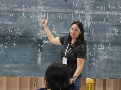 Nueva académica del IMA explica su labor en álgebras no asociativas