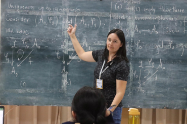 Nueva académica del IMA explica su labor en álgebras no asociativas