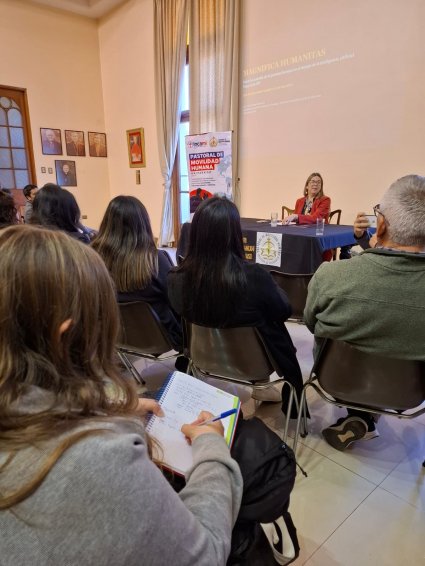 Clase de Dra. Loreto Moya da inicio al Taller de Formación Pastoral de Movilidad Humana en el Obispado de Valparaíso
