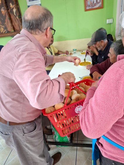 Facultad de Teología participa en Comedor 421 de La Matriz: Iniciativa cumplió 35 años