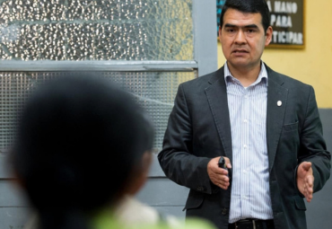 Escuela de Comercio PUCV recibe a académico boliviano José Loaiza como profesor visitante