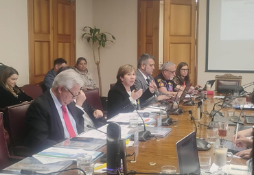 Profesora Karla Varas participa en sesión de la Comisión de Trabajo y Previsión Social del Senado sobre proyecto de contrato por horas