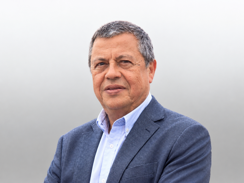 Exdirector de Costa Digital es reconocido con Medalla Centenario